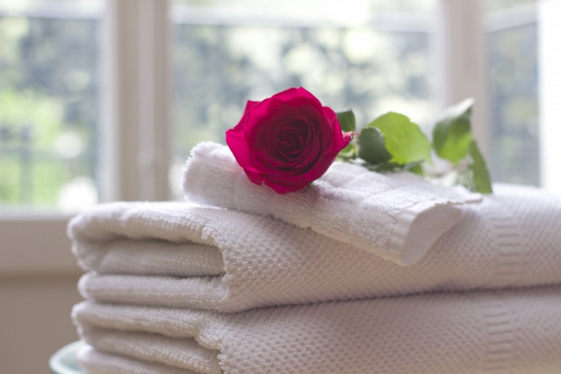 hotel-CALLAS-min_towel_rose_clean_care_salon_spa_white_bath-731641